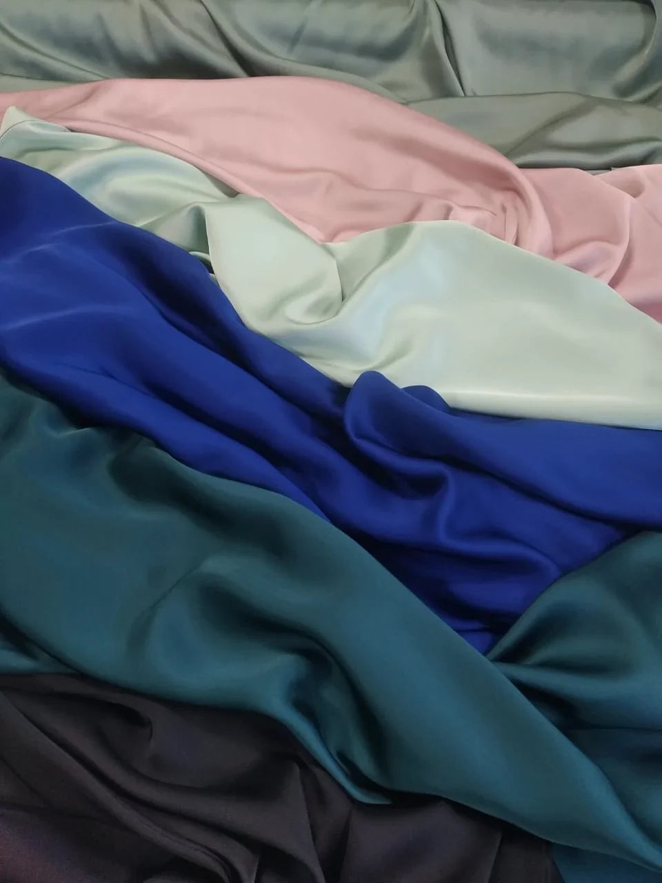 Hodvábne mini šaty Gitta s volánikovými rukávmi od FAYNA