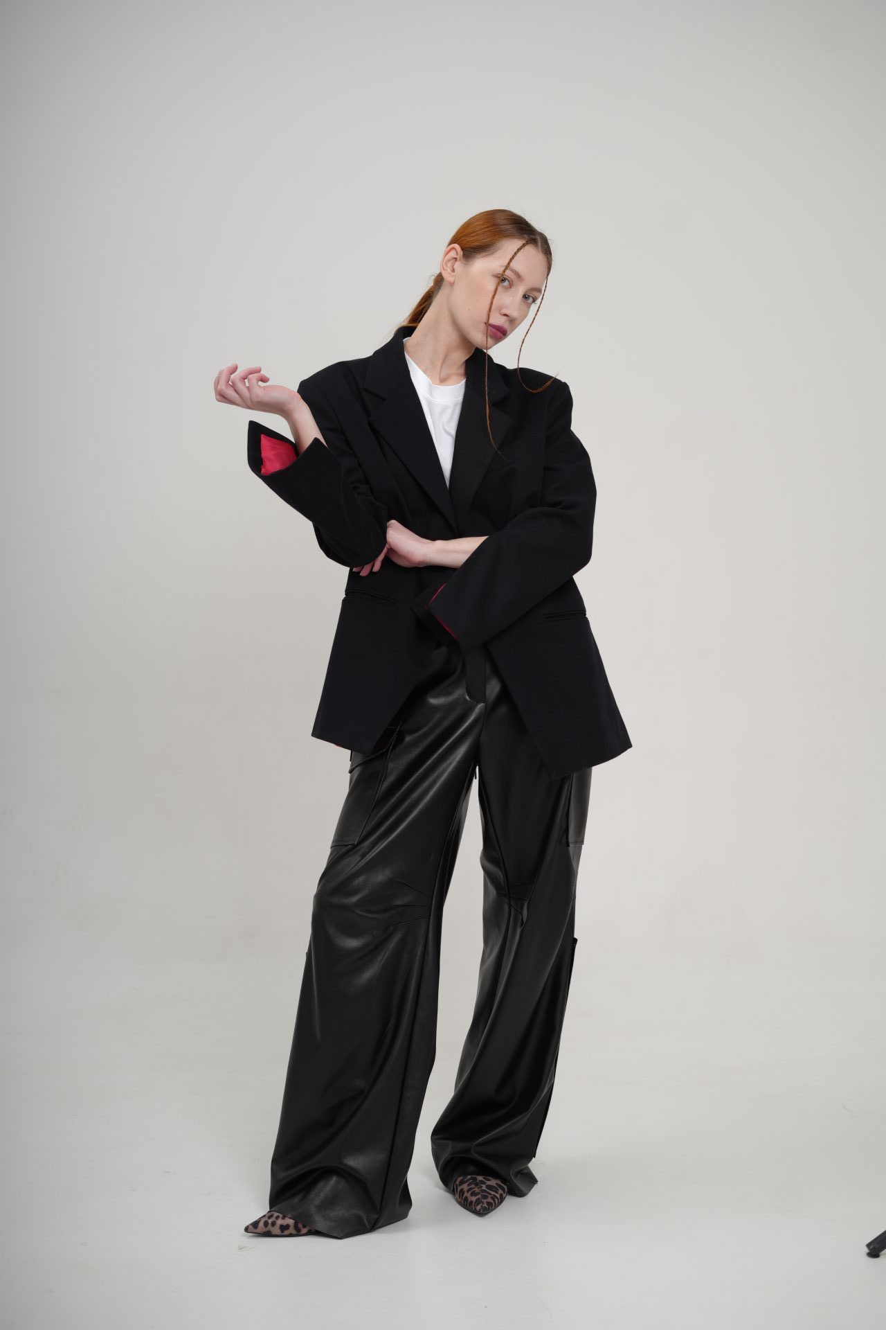 Жакет з розрізами на рукавах чорний BRU