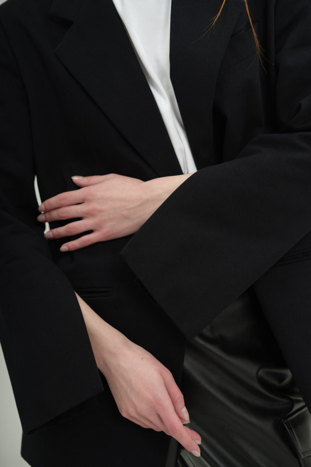 Bunda s rozparkami na rukávoch, čierna BRU