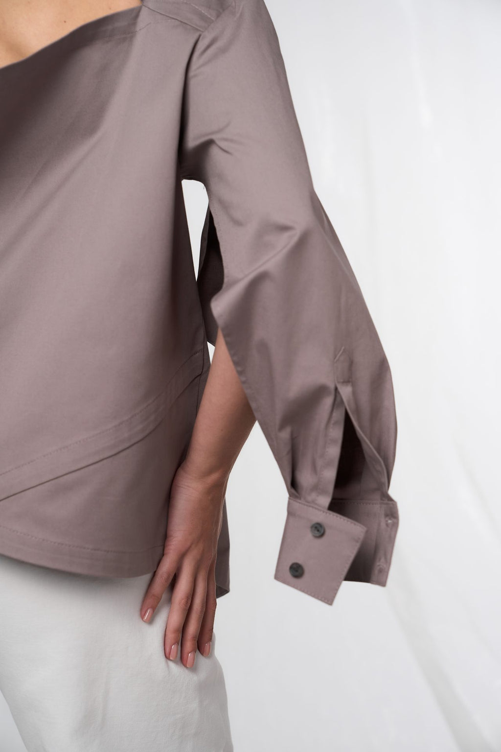 Сорочка з прихованими розрізами на рукавах (3 кольори) BRU