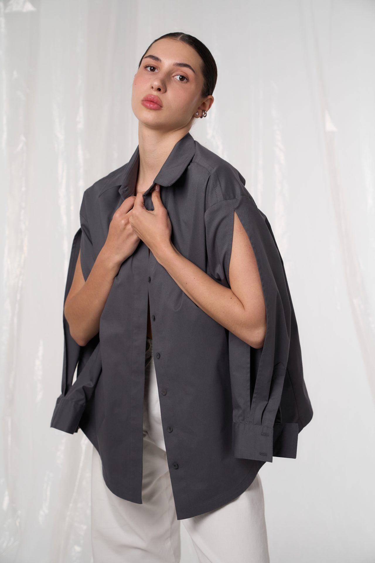 Сорочка з відкрититими розрізами на рукавах в 3 кольорах BRU