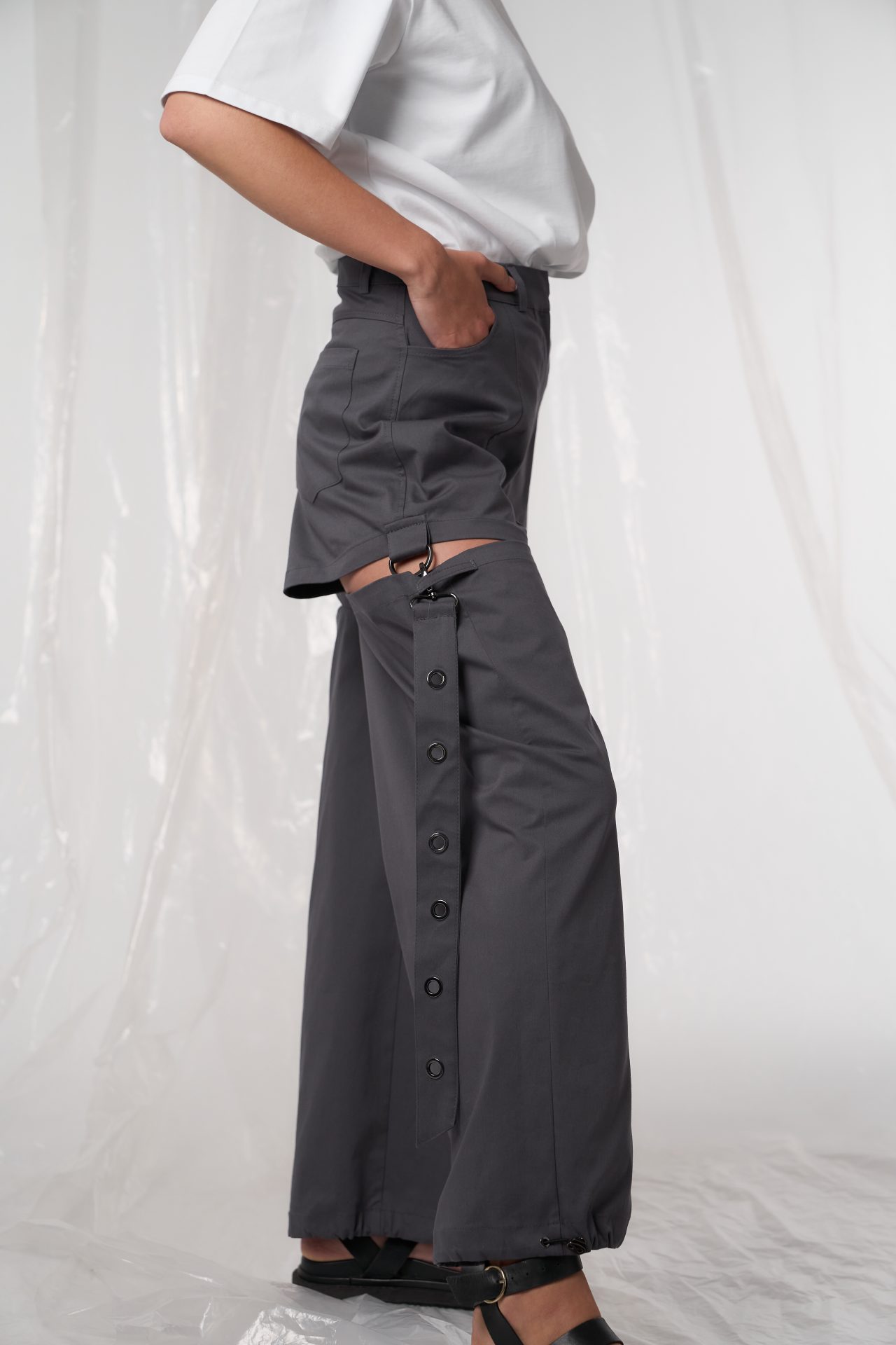 Cargo s rozparkami vo farbách: grafitová, moka, béžová BRU