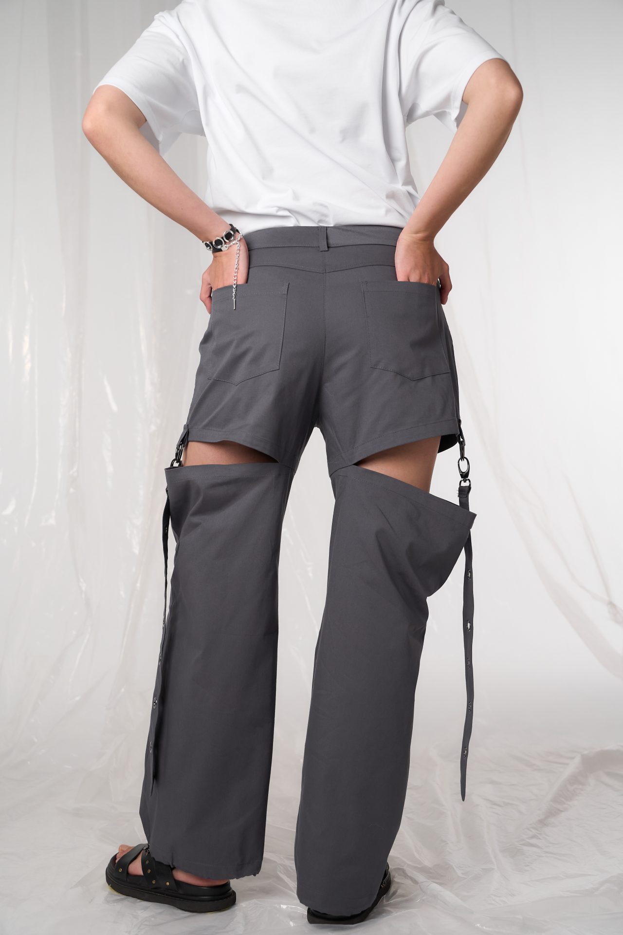 Cargo s rozparkami vo farbách: grafitová, moka, béžová BRU