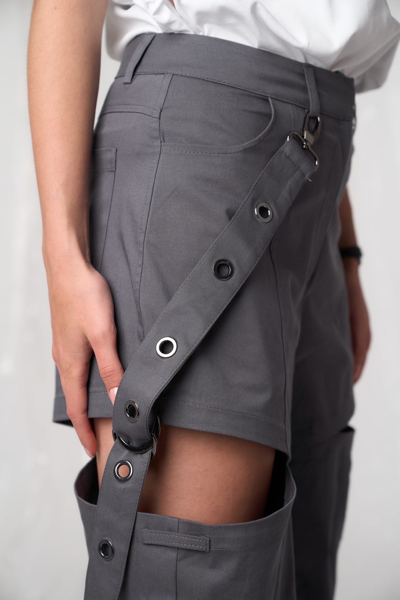 Cargo s rozparkami vo farbách: grafitová, moka, béžová BRU