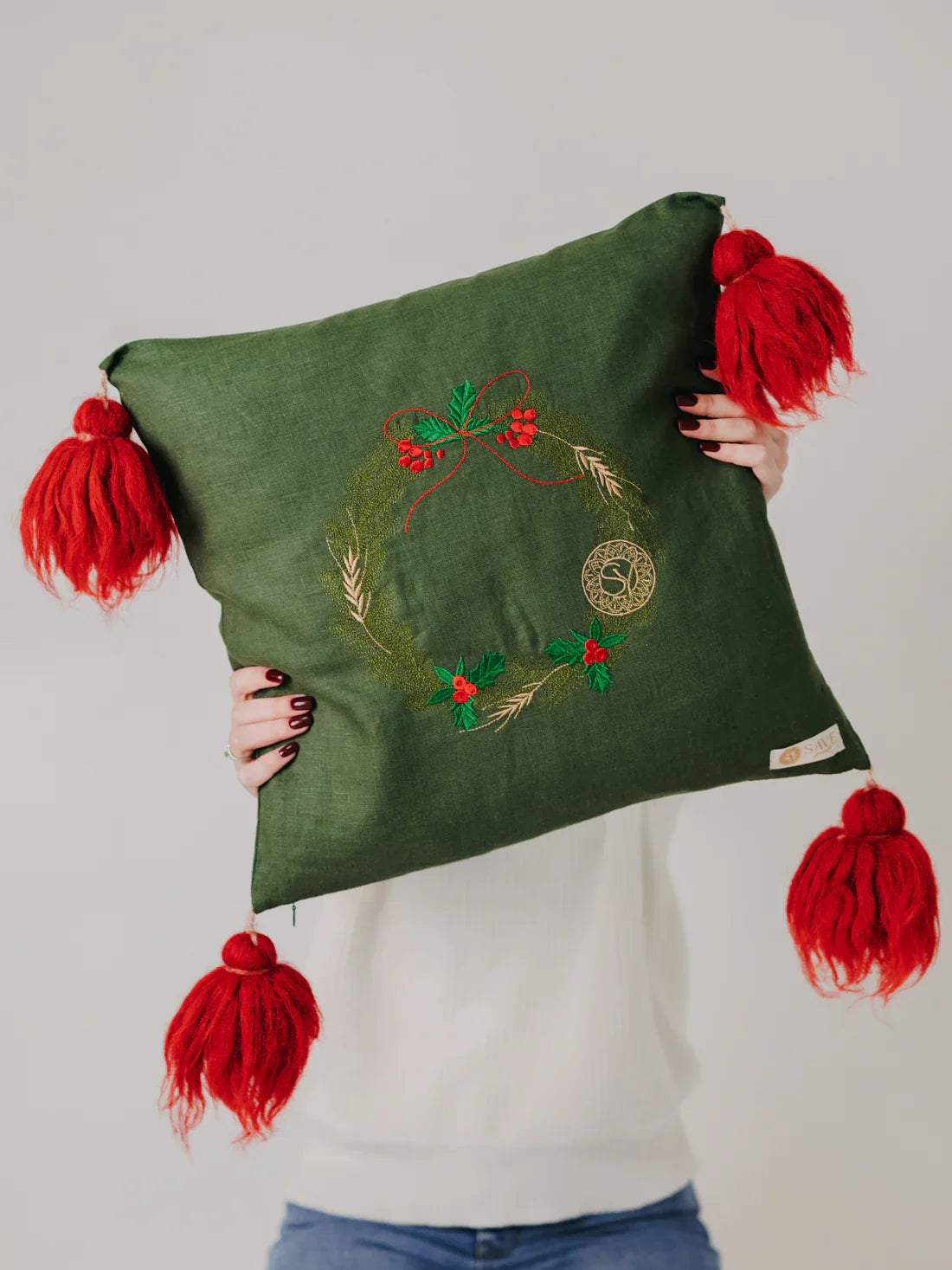 Наволочка лляна з вишивкою та шерстяними китицями Різдвяно-Новорічна SAVE yourself