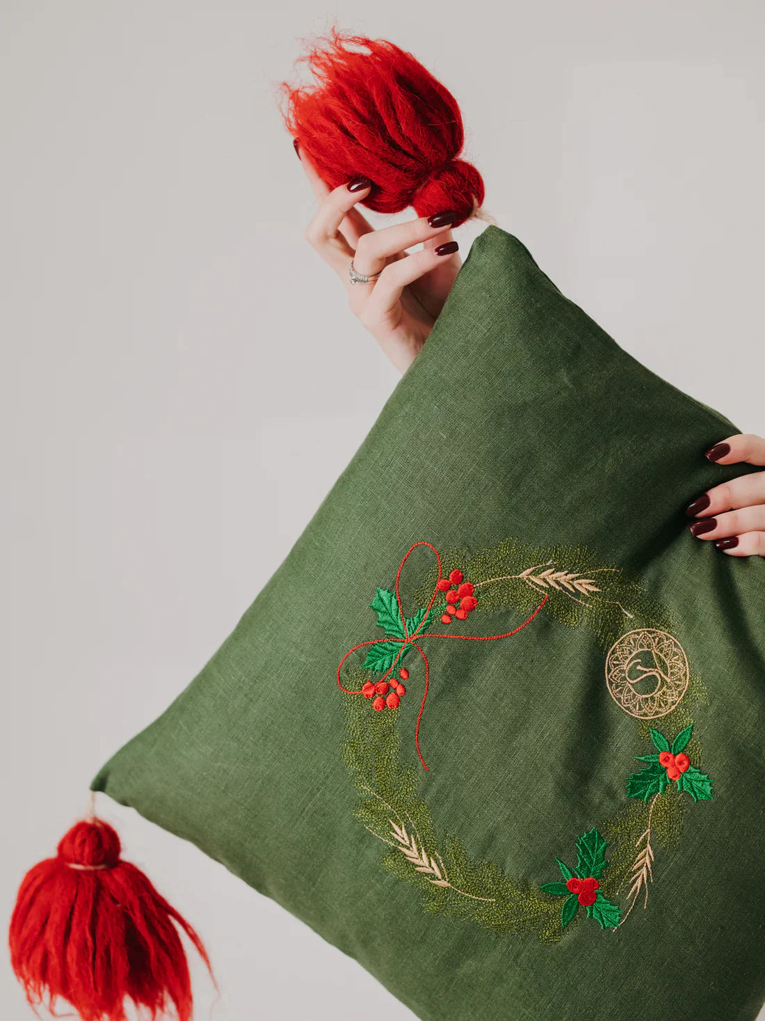 Наволочка лляна з вишивкою та шерстяними китицями Різдвяно-Новорічна SAVE yourself