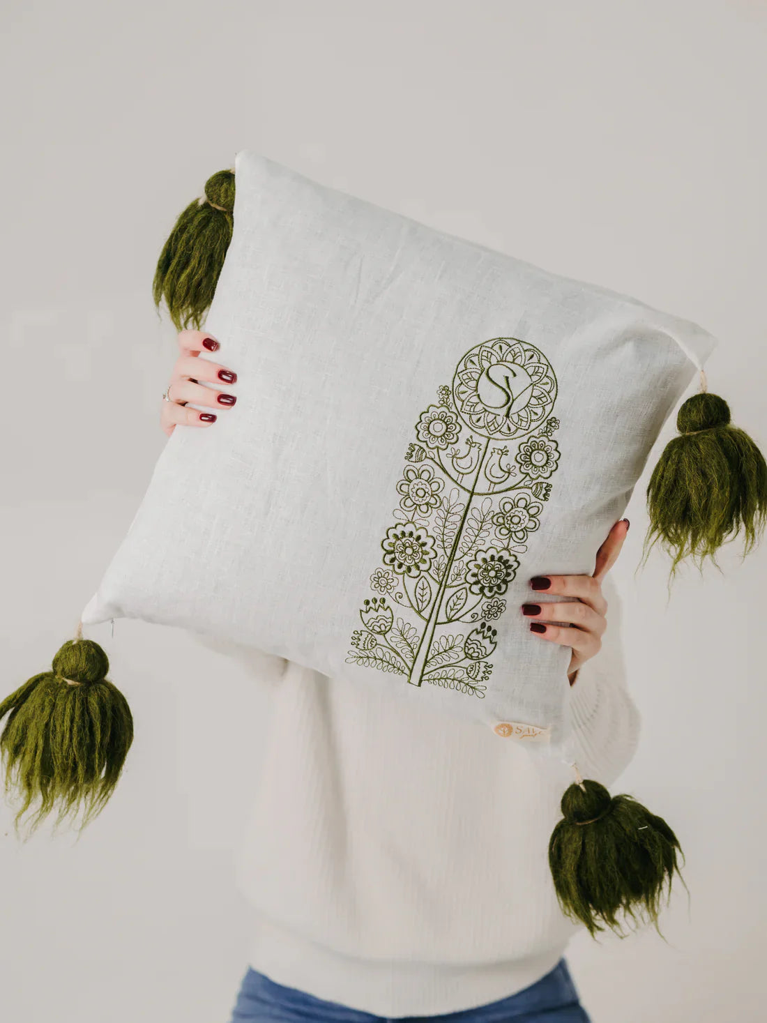 Наволочка лляна з вишивкою Дерево роду з китицями SAVE yourself