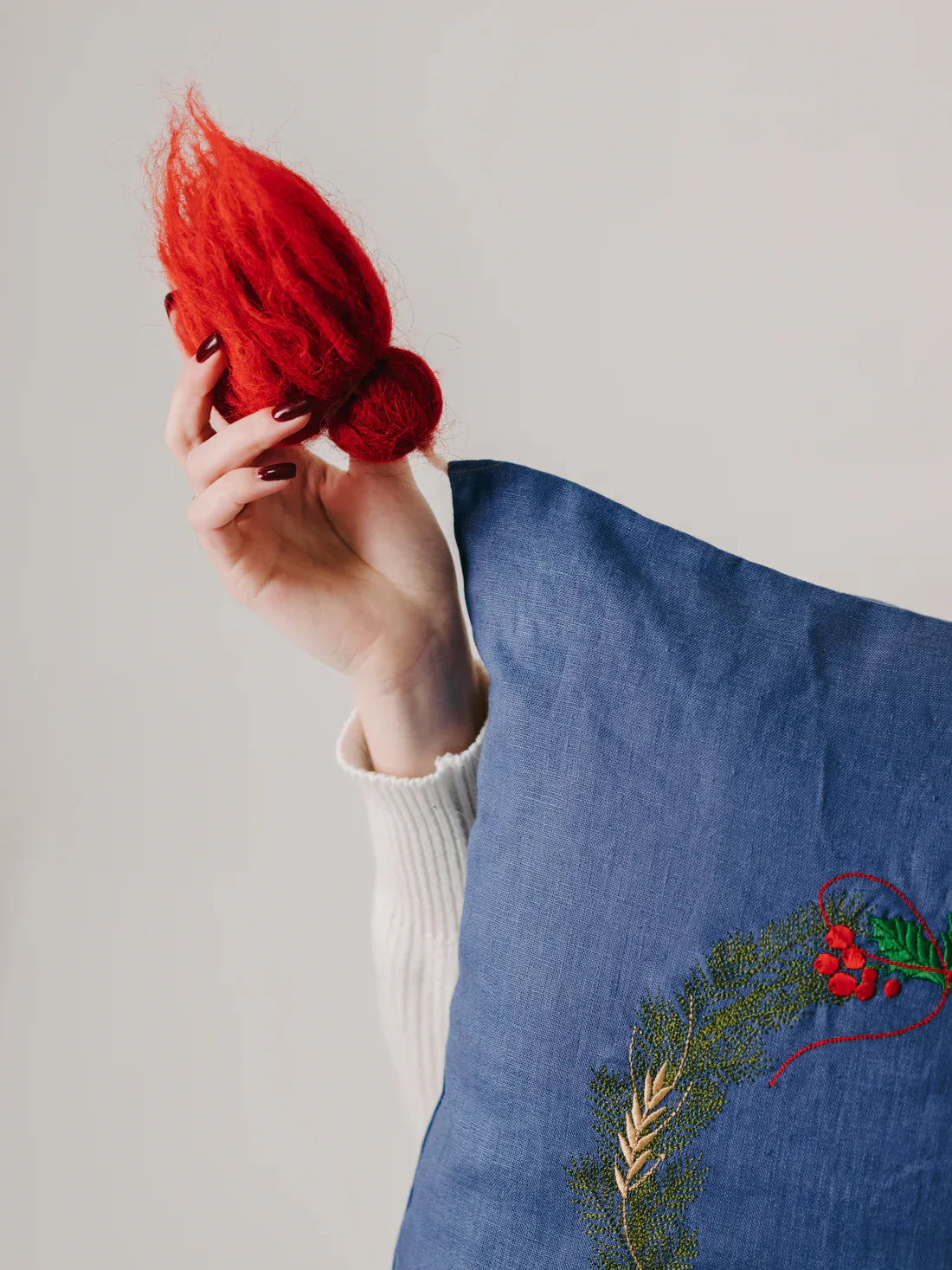 Наволочка лляна з вишивкою та шерстяними китицями Різдвяно-Новорічна SAVE yourself