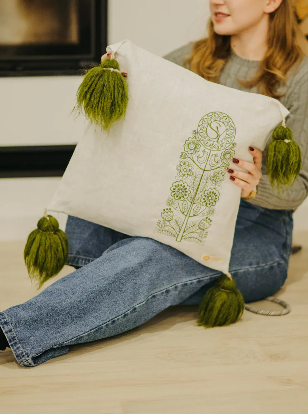 Наволочка лляна з вишивкою Дерево роду з китицями SAVE yourself