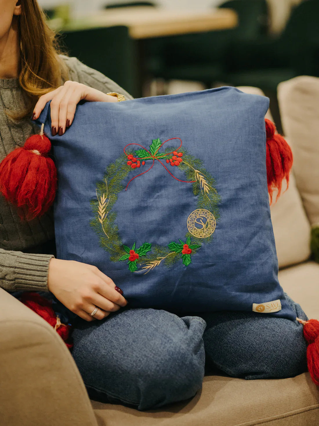 Наволочка лляна з вишивкою та шерстяними китицями Різдвяно-Новорічна SAVE yourself