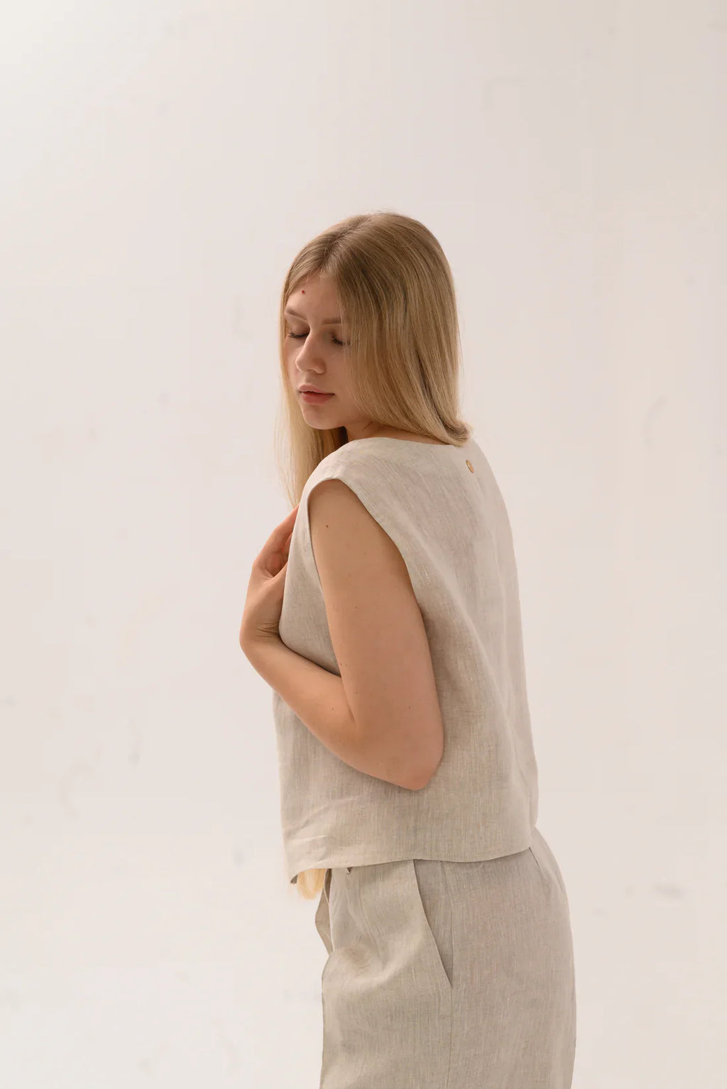 Жилет легкого крою із високоякісного льону від SAVE yourself