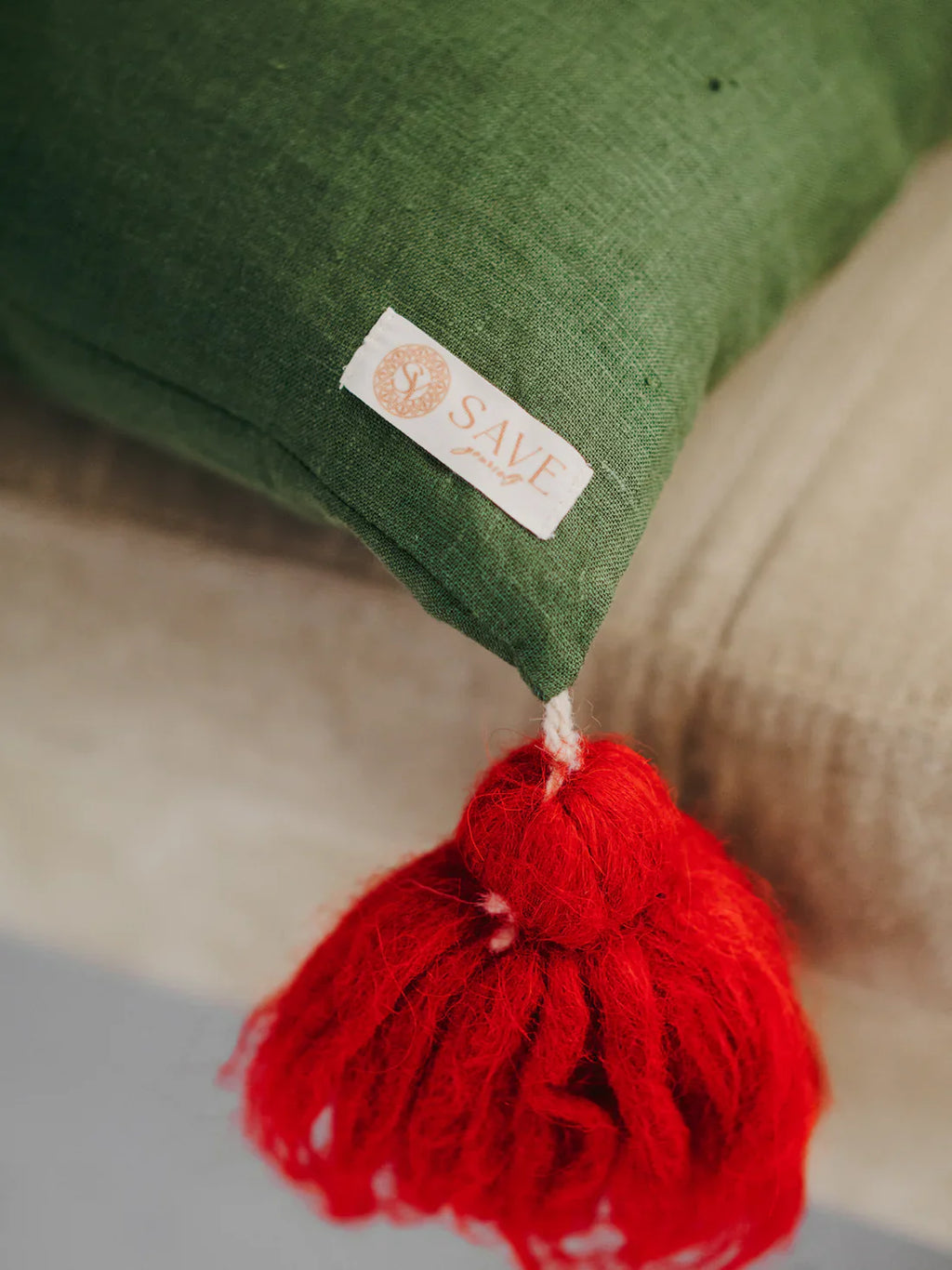 Наволочка лляна з вишивкою та шерстяними китицями Різдвяно-Новорічна SAVE yourself