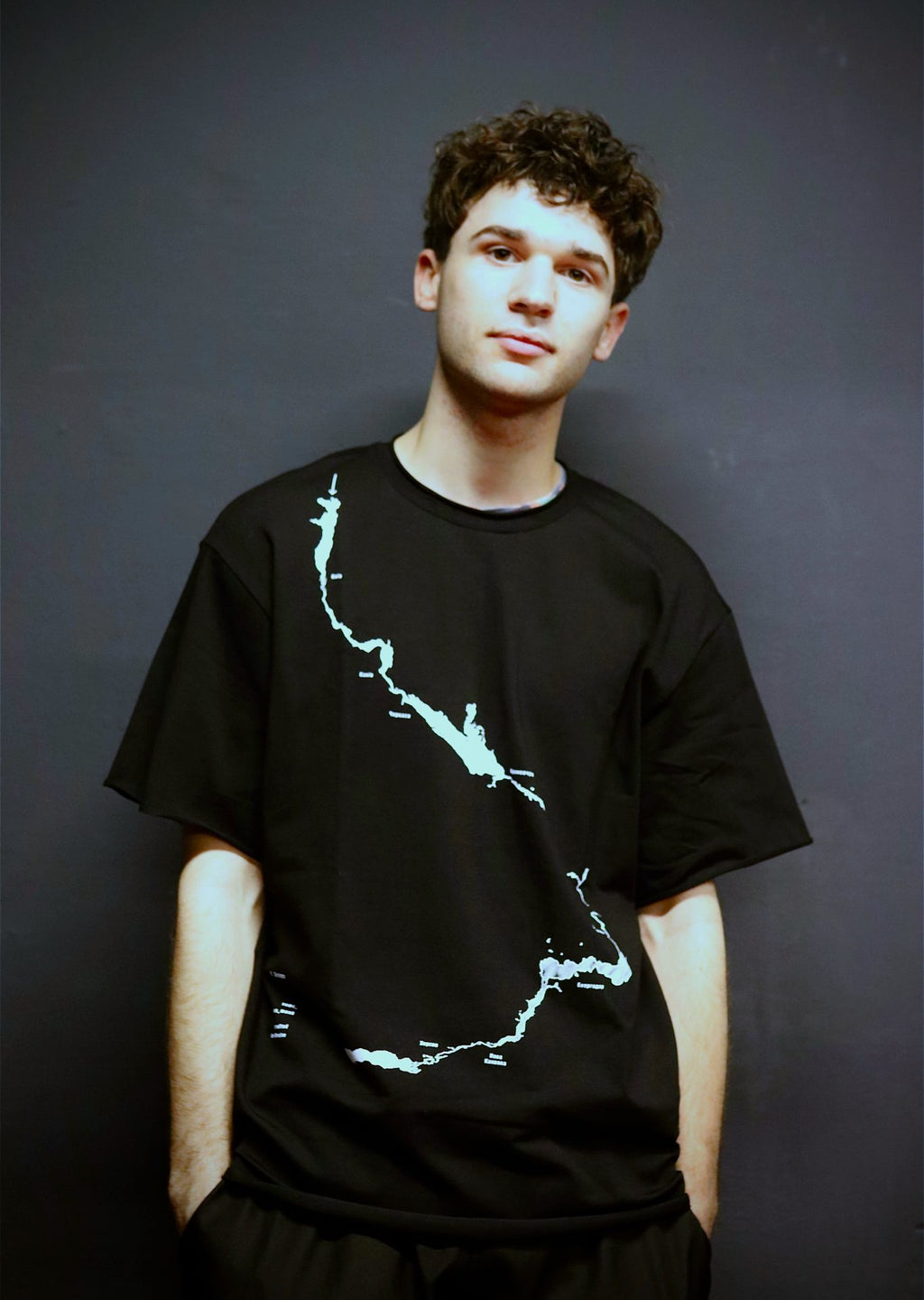 Tričko s potlačou „Rieka Dneper s názvami ukrajinských miest“ od značky SomeUrbanMonk