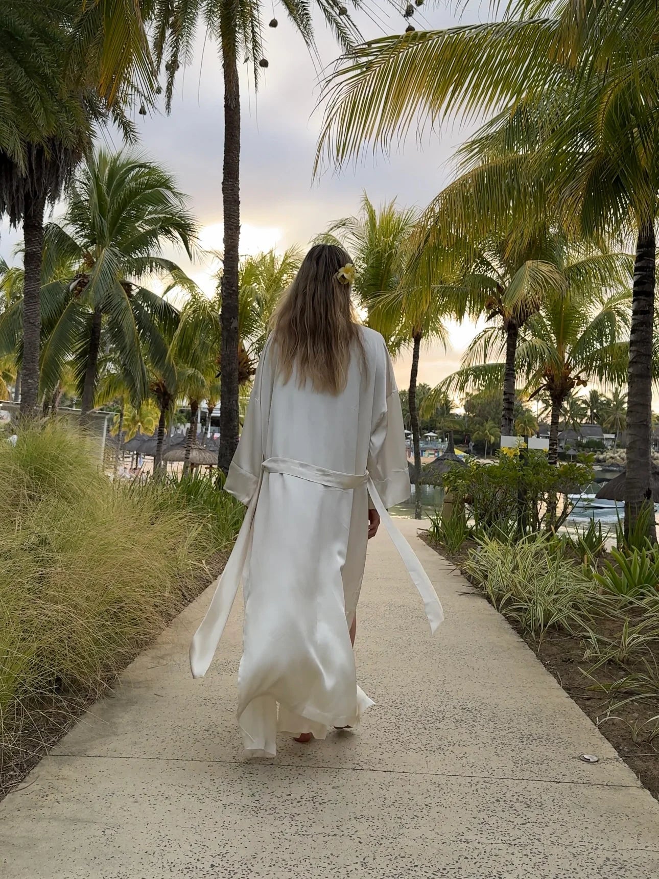 Халат-кімоно жіночий молочний з шовковистої віскози "LEGKA" SAVE yourself