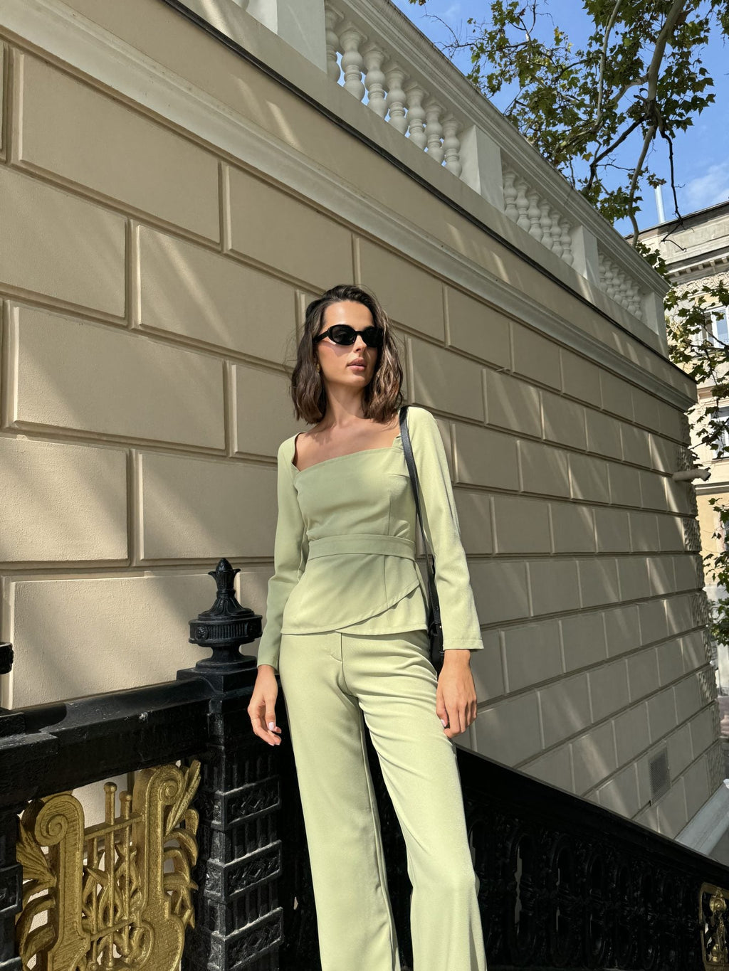 Elegantný oblek s opaskom, olivový KA.EL