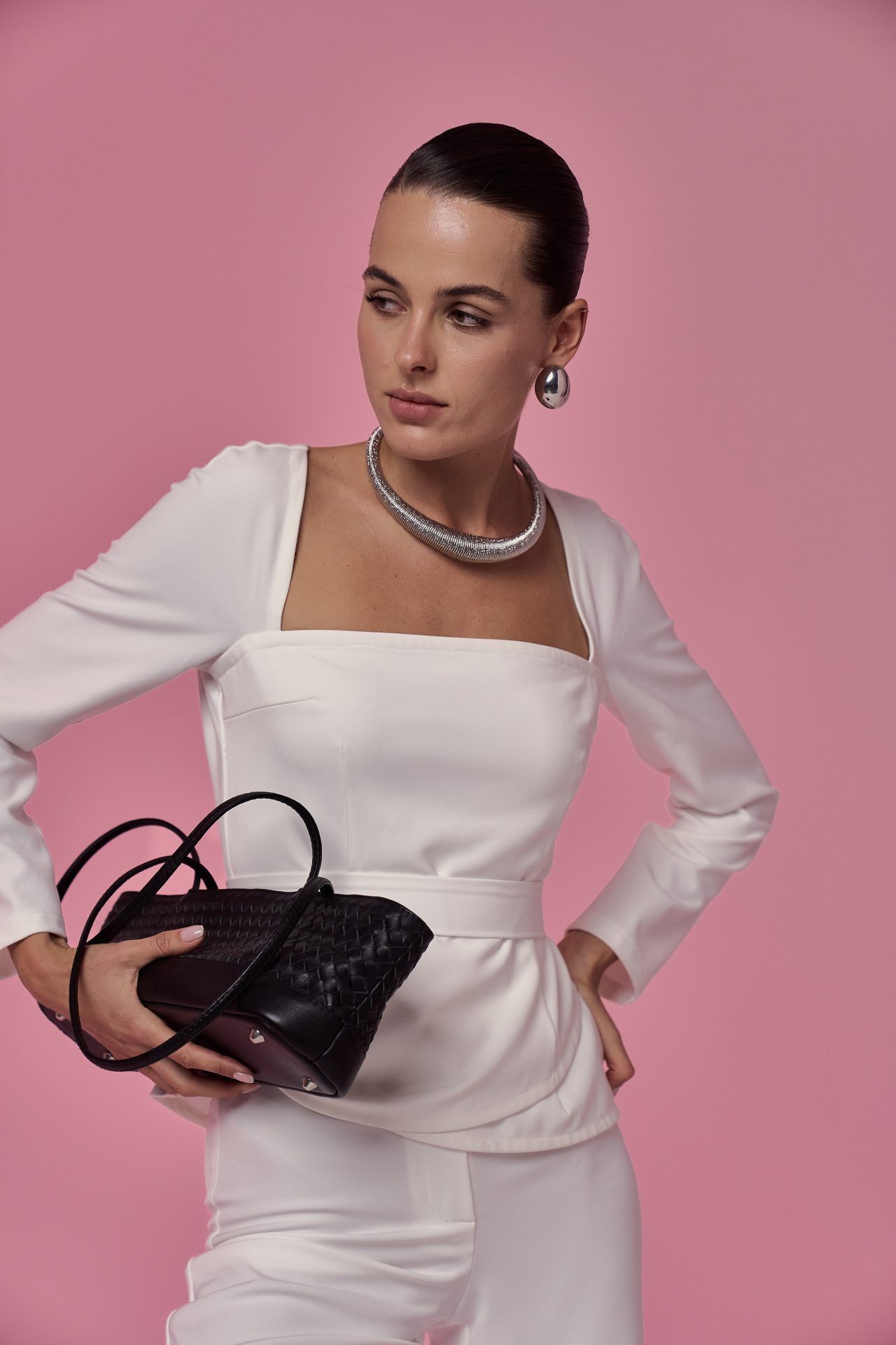 Елегантний костюм із поясом, молочний KA.EL