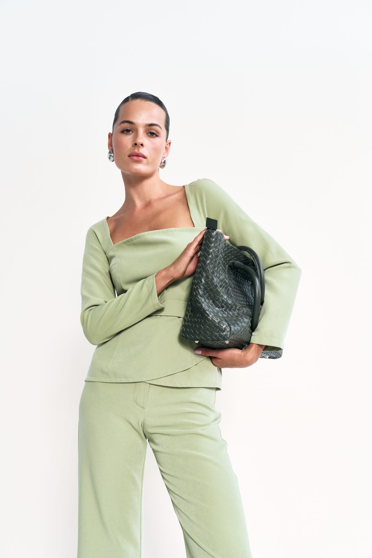 Елегантний костюм із поясом, оливка KA.EL