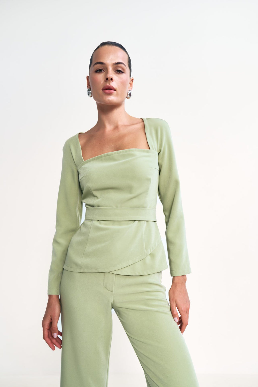 Elegantný oblek s opaskom, olivový KA.EL