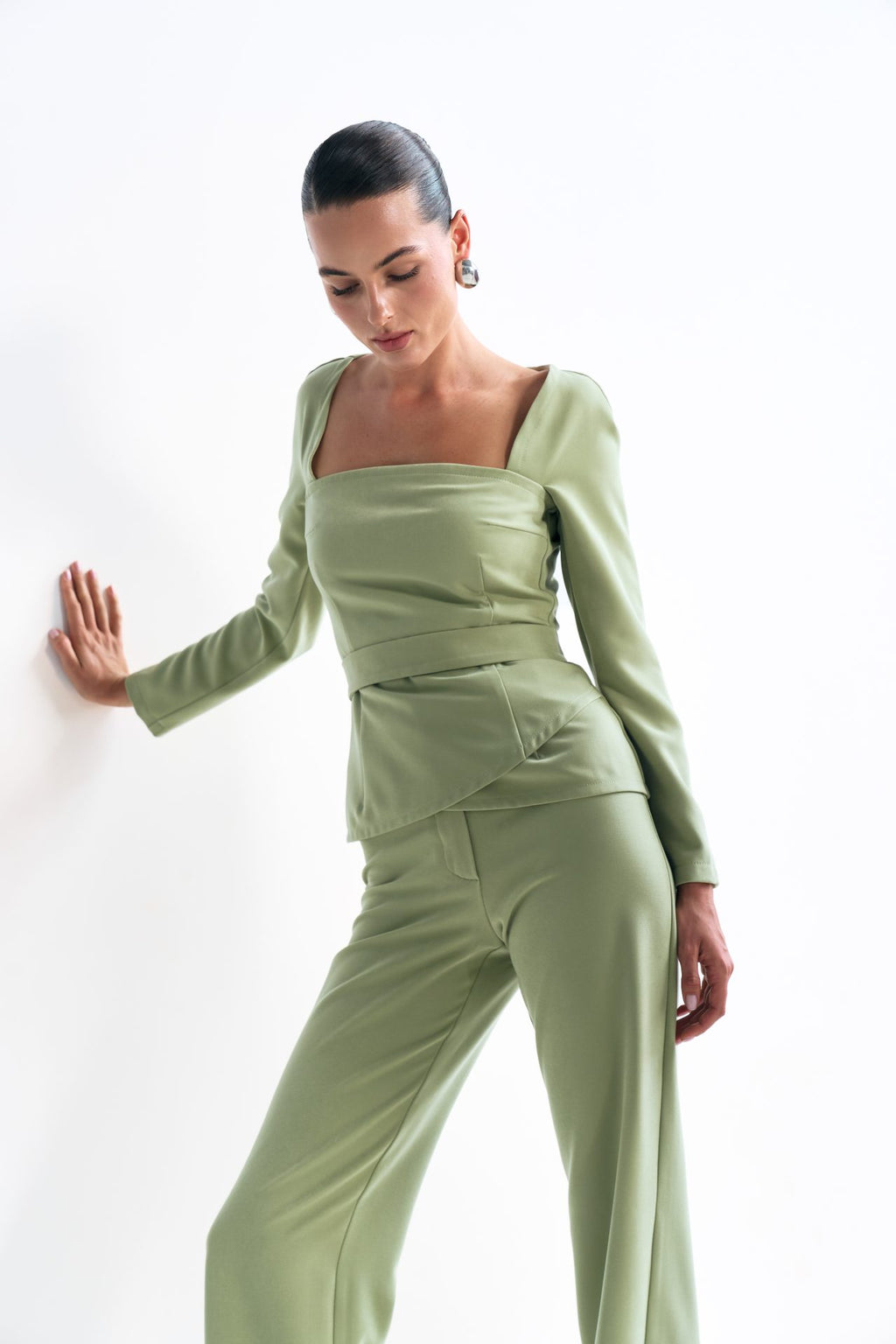 Elegantný oblek s opaskom, olivový KA.EL