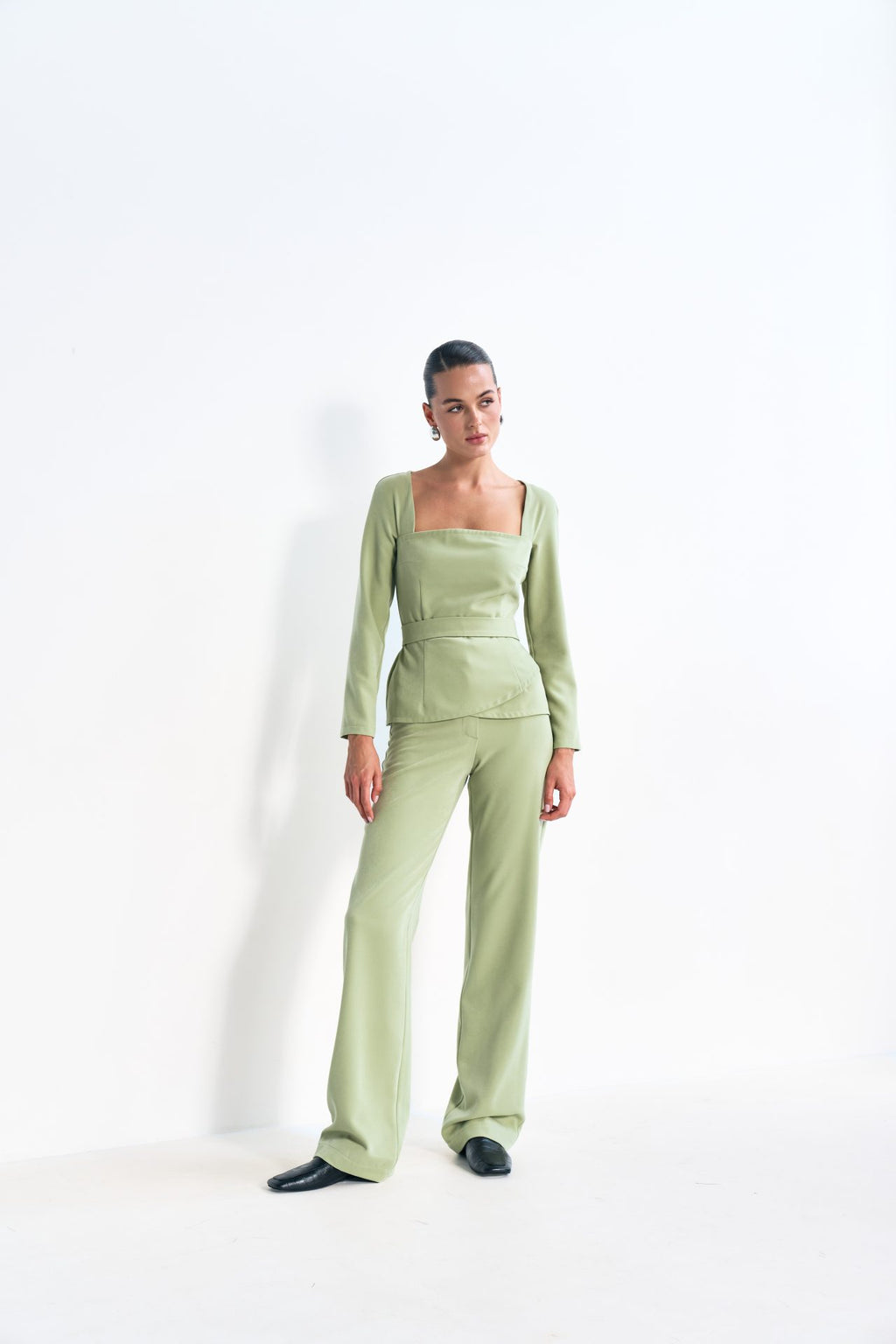 Elegantný oblek s opaskom, olivový KA.EL