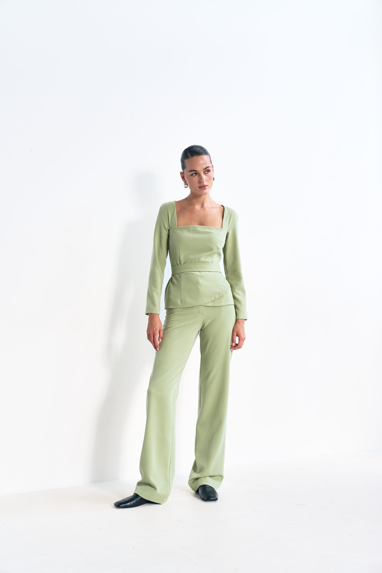 Елегантний костюм із поясом, оливка KA.EL