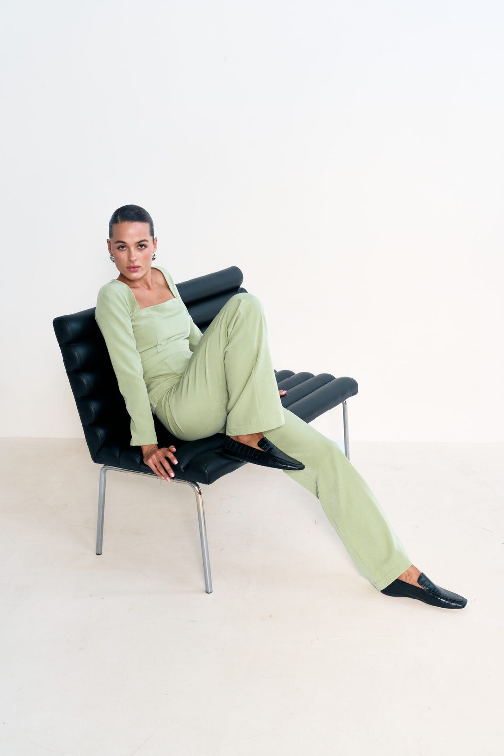 Elegantný oblek s opaskom, olivový KA.EL