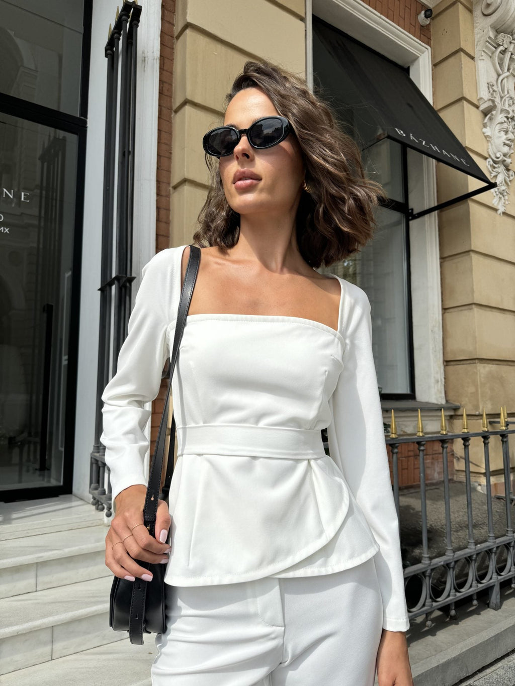 Елегантний костюм із поясом, молочний KA.EL