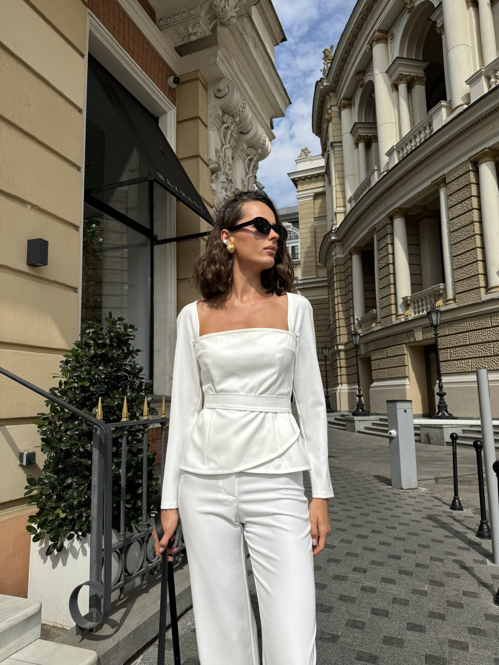 Елегантний костюм із поясом, молочний KA.EL