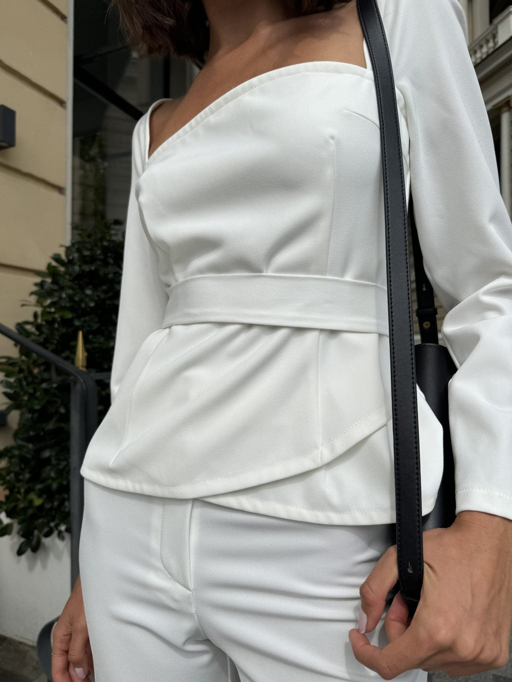 Елегантний костюм із поясом, молочний KA.EL