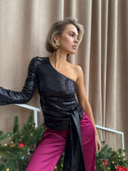 Čierny top na jedno rameno so zaväzovaním KA.EL