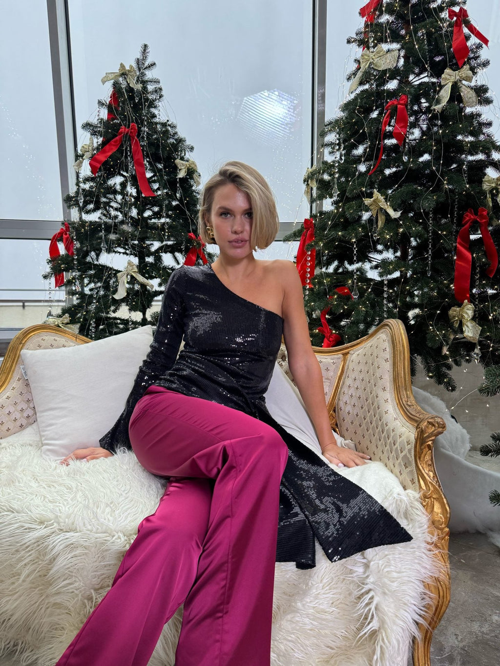 Čierny top na jedno rameno so zaväzovaním KA.EL