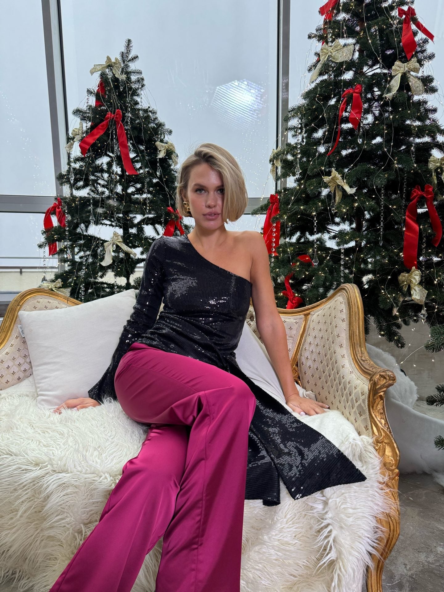 Čierny top na jedno rameno so zaväzovaním KA.EL