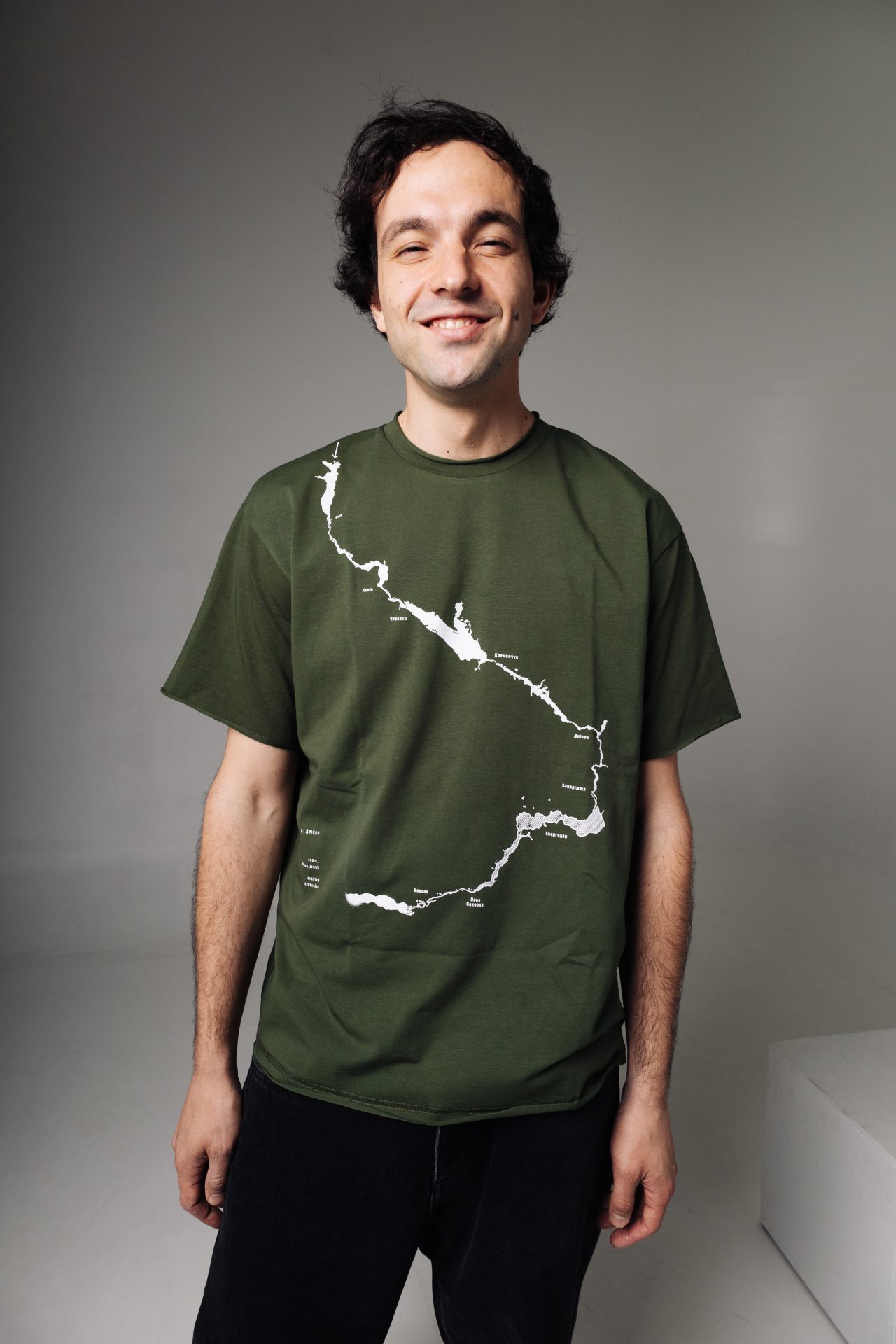 Футболка принт «Річка  Дніпро з назвами міст України» від бренду SomeUrbanMonk