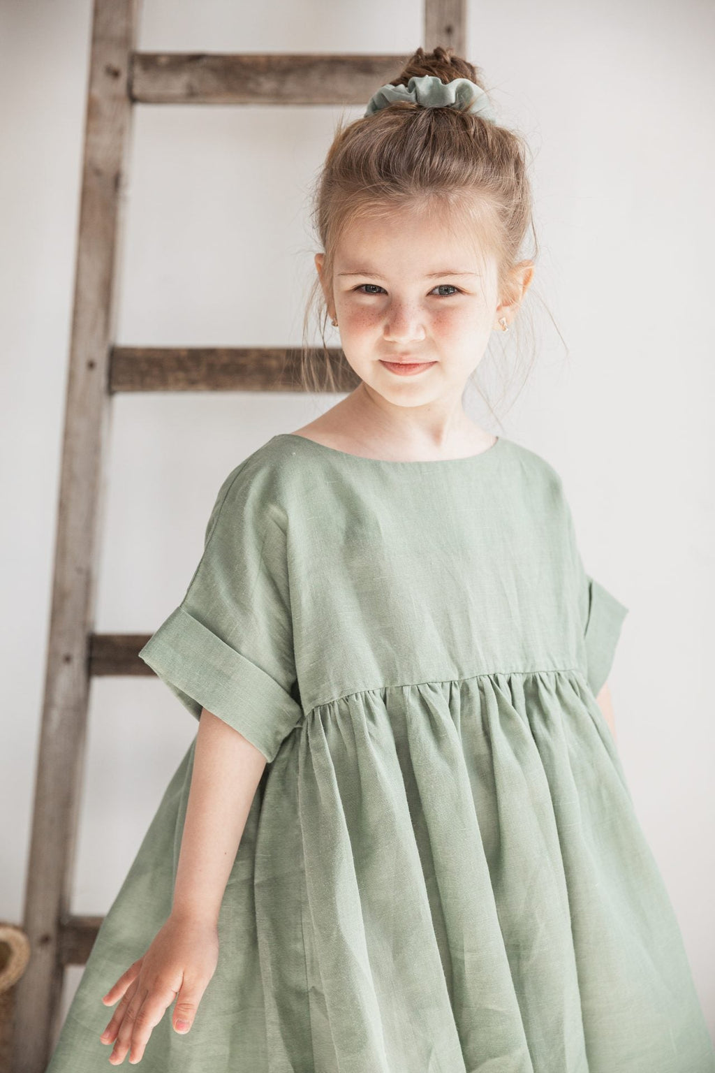 Дитяча сукня Емма з легкої кропиви, колір шалфейний