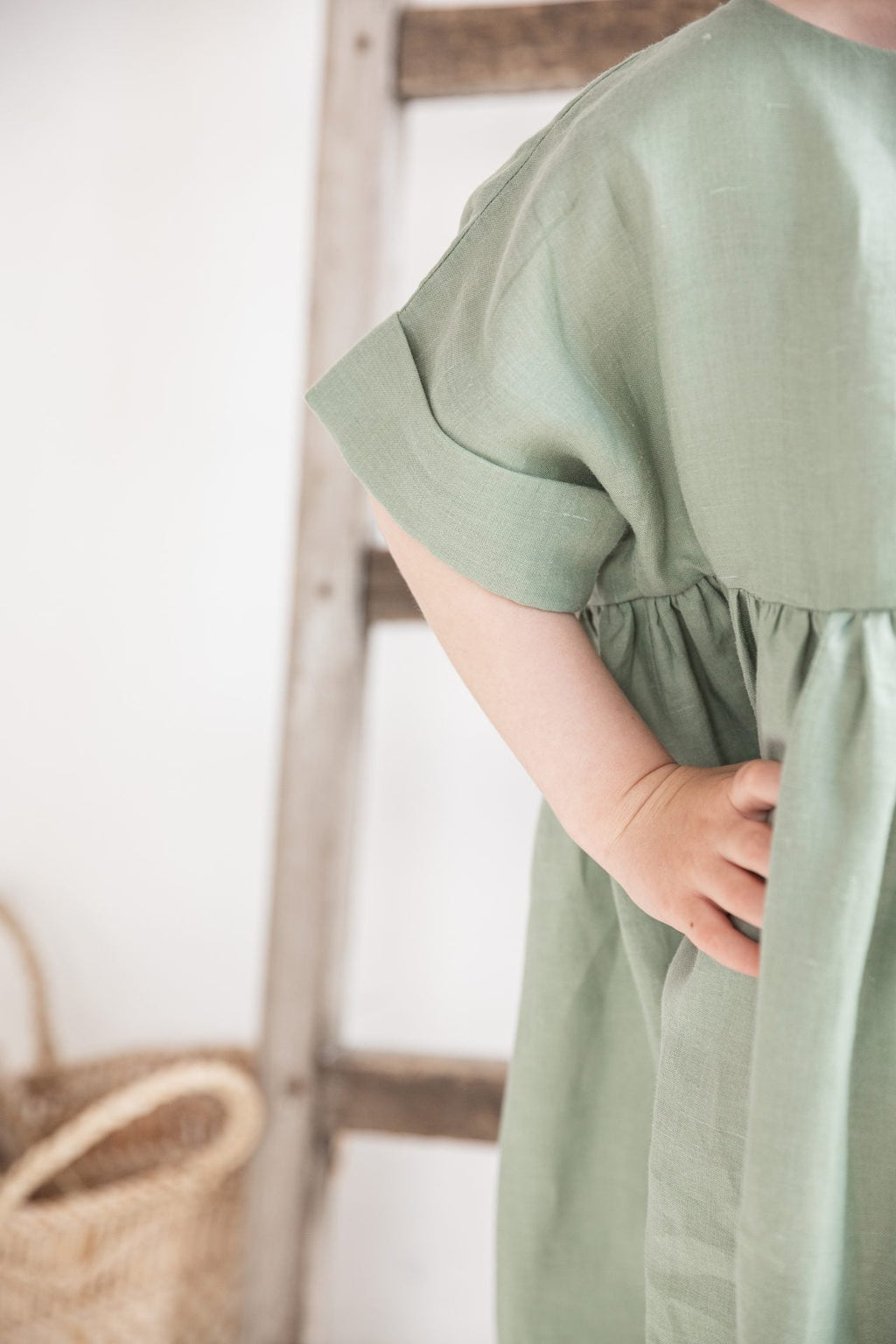 Дитяча сукня Емма з легкої кропиви, колір шалфейний