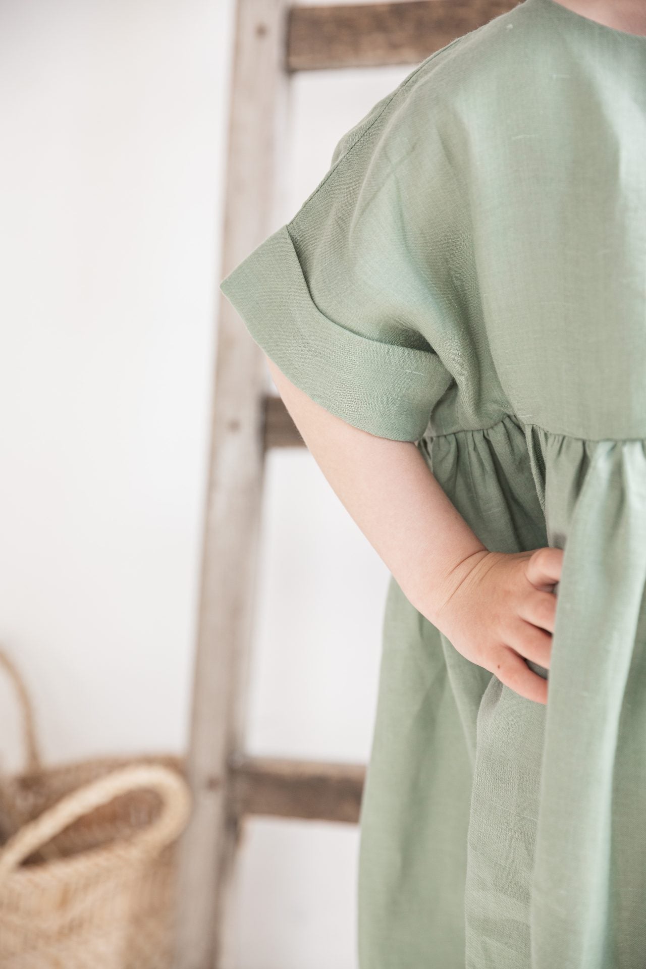 Дитяча сукня Емма з легкої кропиви, колір шалфейний