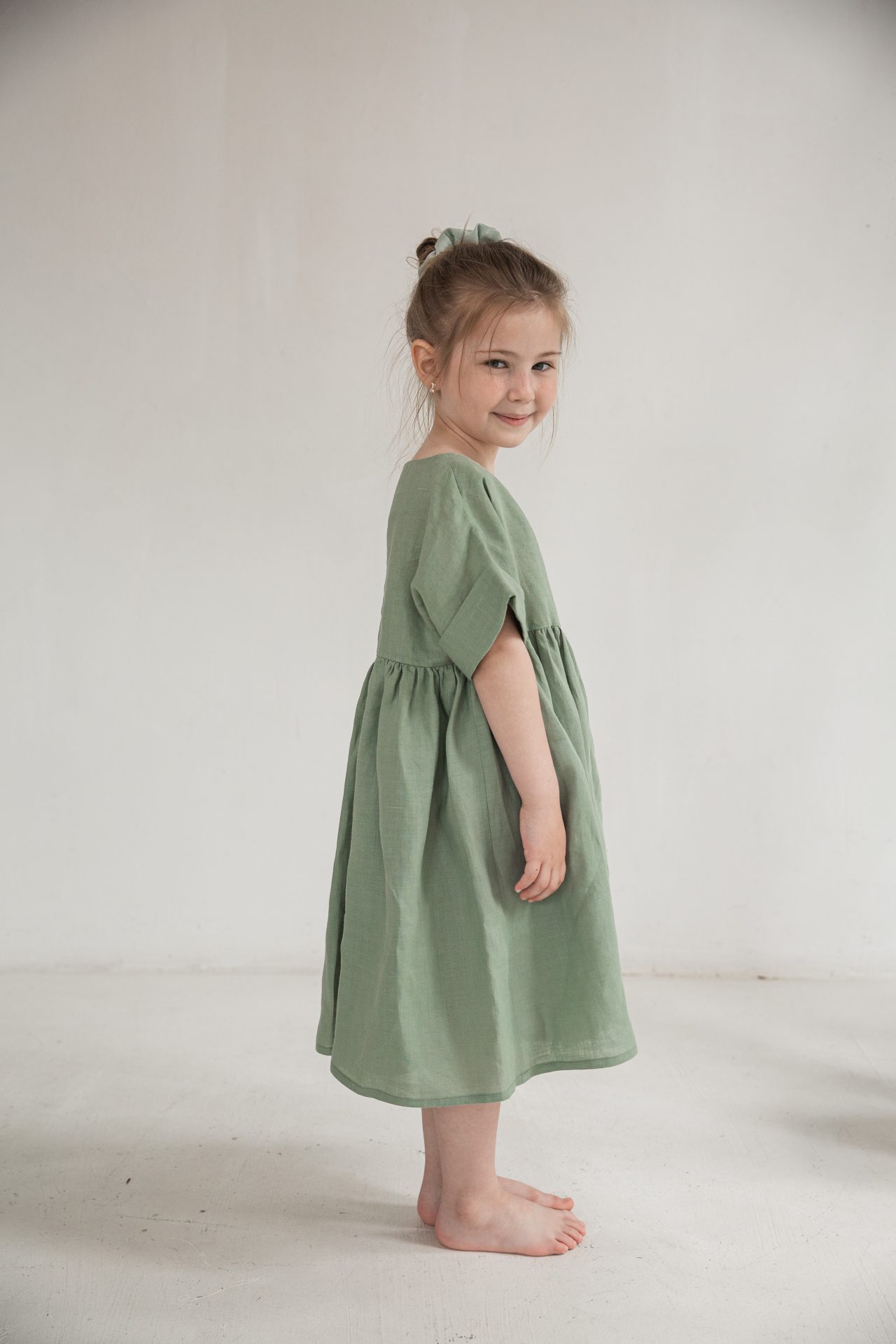 Дитяча сукня Емма з легкої кропиви, колір шалфейний