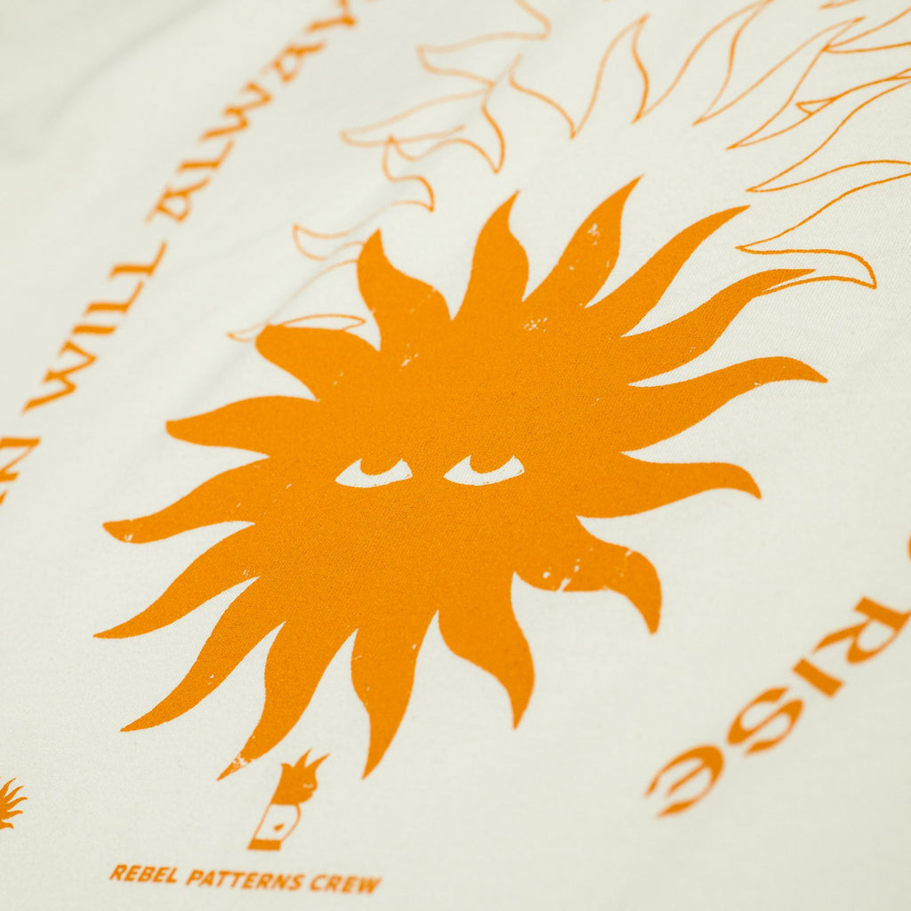 Unisex tričko s nápisom Rising Sun od REBELpatterns