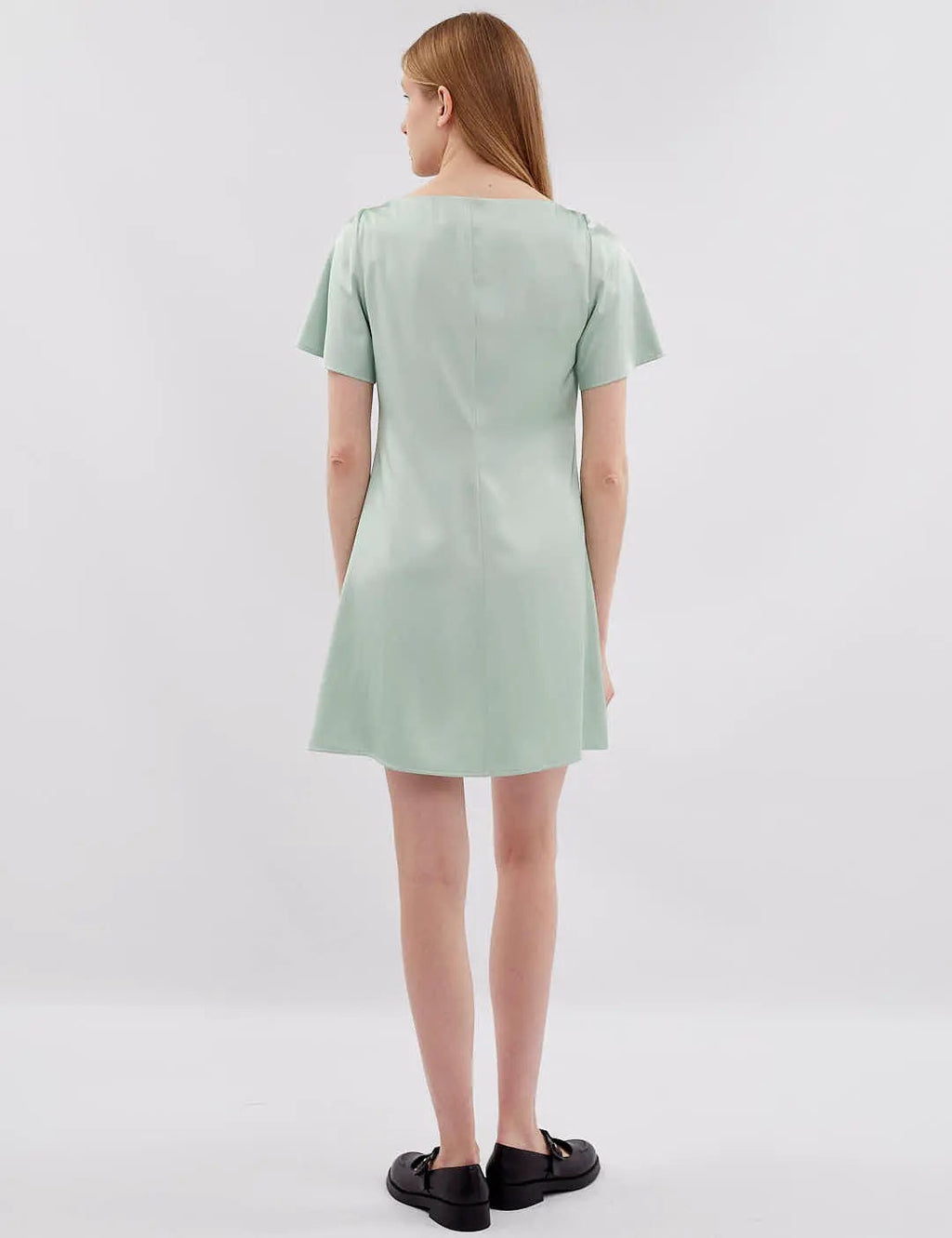 Hodvábne mini šaty Gitta s volánikovými rukávmi od FAYNA