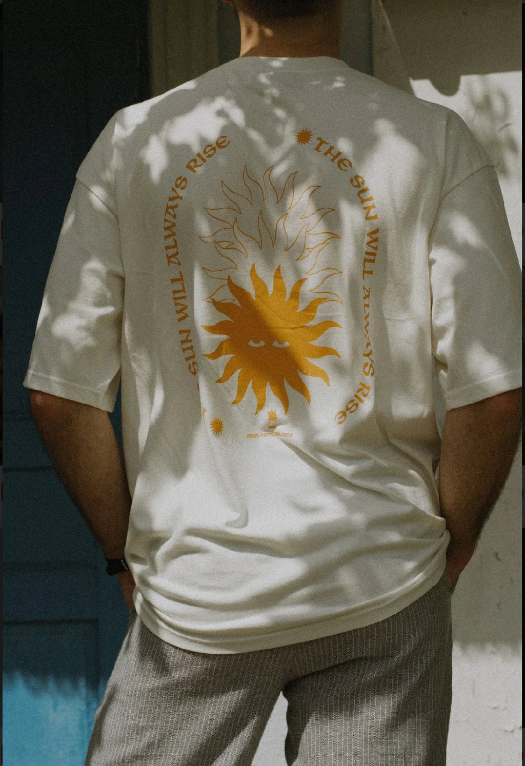 Unisex tričko s nápisom Rising Sun od REBELpatterns