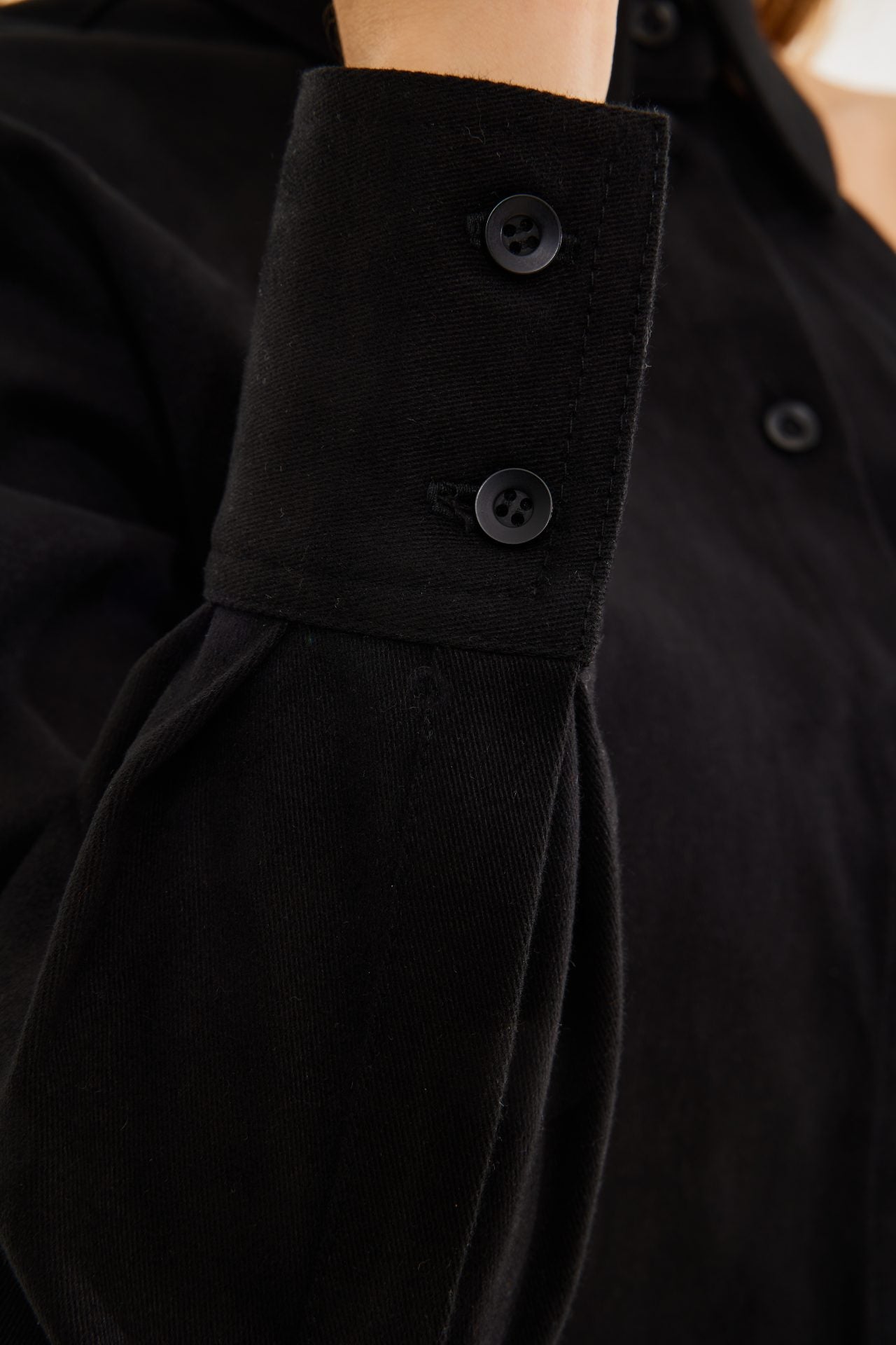 Сорочка чорна на одне плече BRU